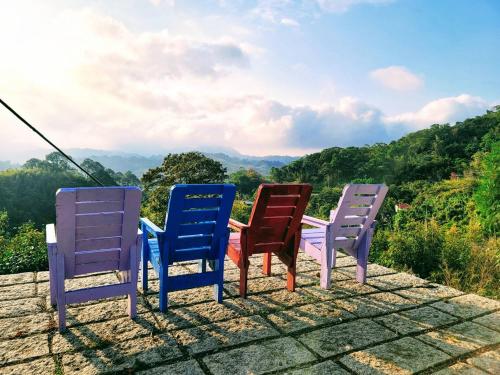 four colorful chairs sitting on top of a roof at 山水奇異San Shuei Kiwi桃園市民宿編號038 Homestay in Sanmin