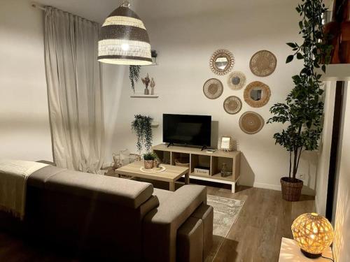 een woonkamer met een bank en een tv bij Un cocon en plein coeur de Marseille in Marseille