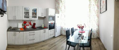 Kuchyňa alebo kuchynka v ubytovaní CENTRAL Marienbad Apartaments