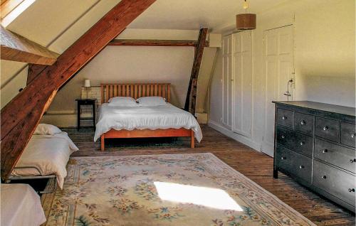 A bed or beds in a room at Beautiful Home In Terrasson-lavilledieu With Wifi