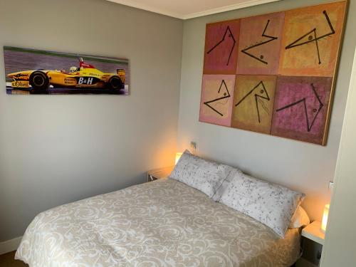1 dormitorio con 1 cama y 1 coche de carreras en la pared en Apartamento Puerto Deportivo Marina de Santander, en Santander