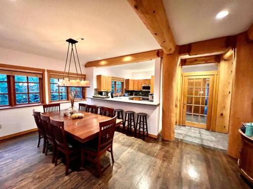 Gallery image of Ski In/Ski Out Luxury Home w/ jacuz/ fireplace in Whistler