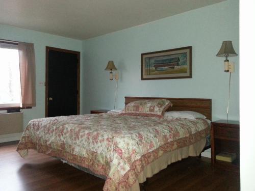 a bedroom with a large bed and a window at Chaffee Lodge in Chaffee