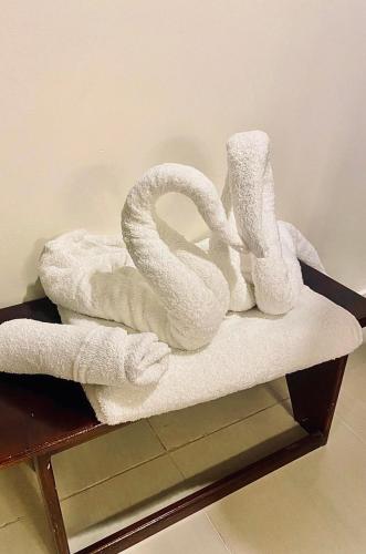a pile of white towels sitting on a shelf at DEPARTAMENTO, a una calle de la PLAYA Y MALECÓN in Salinas