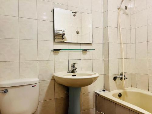 bagno bianco con lavandino e servizi igienici di Shinyes Motel a Su-ao
