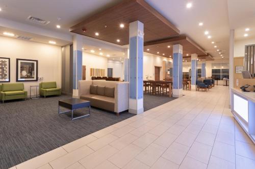 een lobby van een ziekenhuis met een bank en stoelen bij Holiday Inn Express & Suites - Firestone - Longmont , an IHG Hotel in Longmont