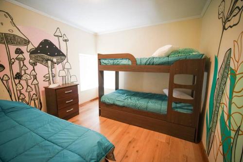 BarrancasにあるCasa de campoのベッドルーム1室(二段ベッド2組、ランプ付)