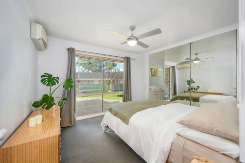 una camera con un letto e un grande specchio di A kids dream & paradise for parents a Ocean Shores
