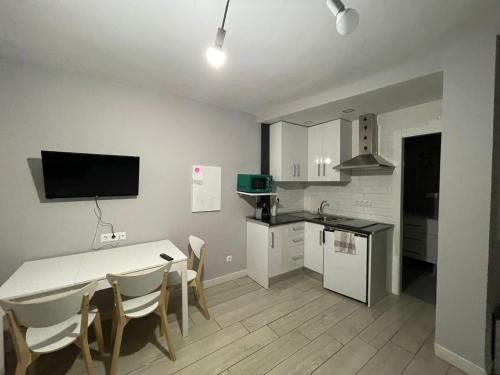 a kitchen and dining room with a table and chairs at Precioso Apartamento en la plaza in Sierra Nevada