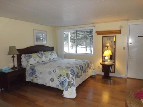 a bedroom with a bed and a window at Footbridge North Hotel in Wells