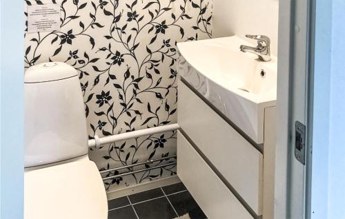 bagno con servizi igienici e lavandino di Amazing Home In Svanesund With Sauna, 3 Bedrooms And Internet a Svanesund