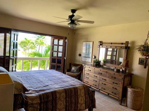 - une chambre avec un lit, une commode et un miroir dans l'établissement Cabarete Beachfront Condos Nanny Estate A7, à Cabarete