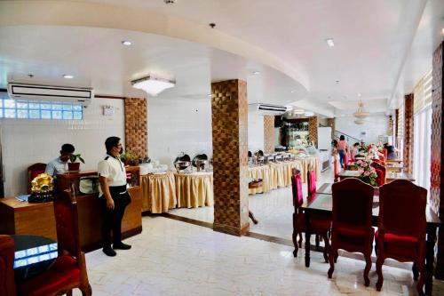 een restaurant met mensen aan tafel in een kamer bij III Felix Villas in Naga