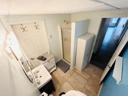 a small kitchen with a white door and a refrigerator at Sweet Home des Suites North Hatley in North Hatley