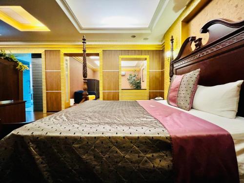 a bedroom with a large bed in a room at Motel Fabulous in Suao