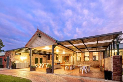 マッジーにあるBIG4 Mudgee Holiday Parkのパビリオン(テーブル、椅子付)