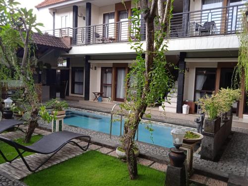 ジンバランにあるNEW KUBU DI BUKITのスイミングプール付きの家の中庭を望めます。