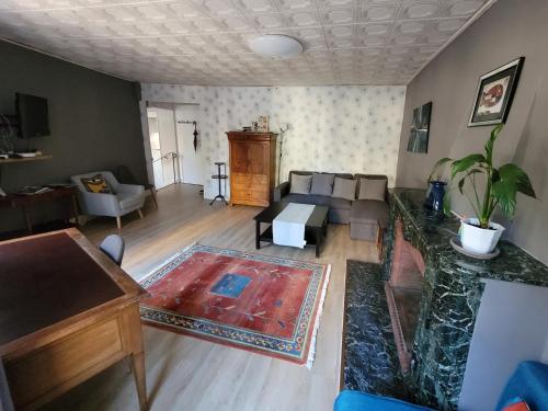 uma sala de estar com um sofá e uma mesa em Bel Appartement Bagneres De Luchon Centre em Luchon