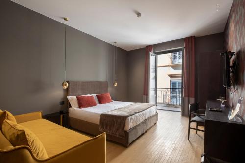 um quarto de hotel com uma cama e uma varanda em Re Sale Boutique Hotel em Trapani