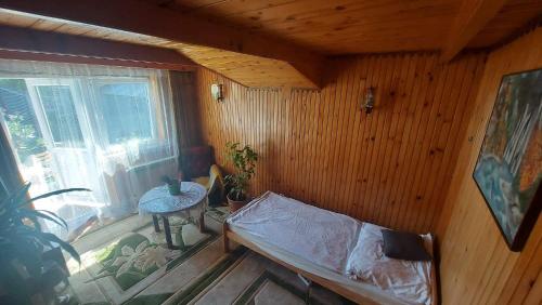una camera con un letto, un tavolo e una finestra di Noclegi Teodorówka a Dukla