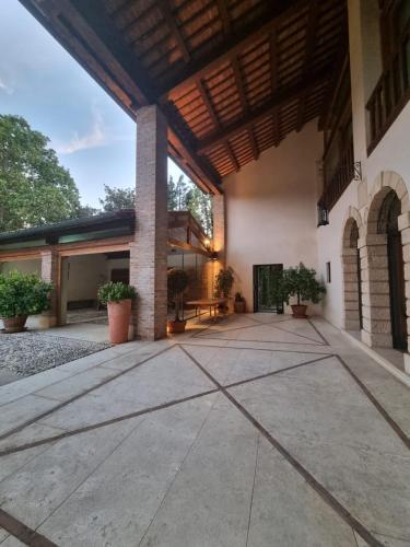 an empty courtyard of a building with a wooden roof at Villa Valmarana De Toni in Creazzo