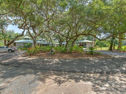 a driveway with trees and a house in the background at Riverbend Retreat Fla in Riverview