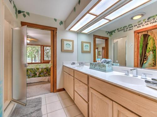 baño con lavabo y espejo grande en Riverbend Retreat Fla en Riverview