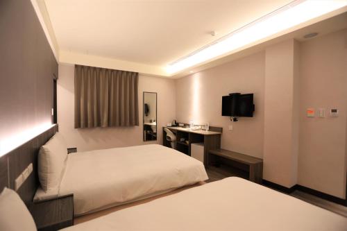 Tempat tidur dalam kamar di Chair Man Hotel