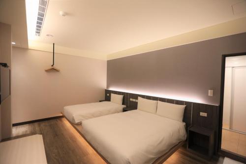 Postel nebo postele na pokoji v ubytování Chair Man Hotel