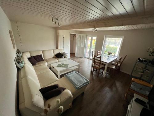 ein Wohnzimmer mit einem Sofa und einem Tisch in der Unterkunft Ferienhaus Kira in Boltenhagen