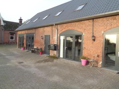 a brick building with windows and a flat roof at appartement met 5 slaapkamers in Moerstraten
