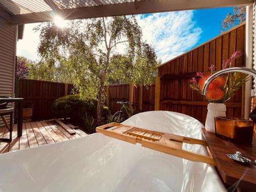 Fotografie z fotogalerie ubytování Grape Juice Retreat Rustic romantic gateway 5mins to beaches & town v destinaci Margaret River