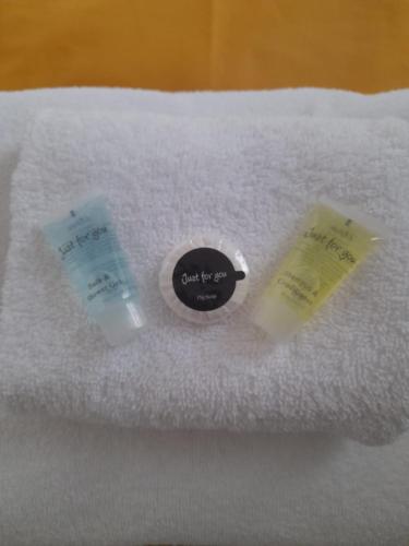 LincolnshireにあるColville Houseの三枚のタオル