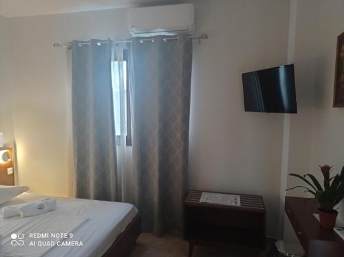 um quarto com uma cama e uma cortina de chuveiro em Kasos Palace em Frý