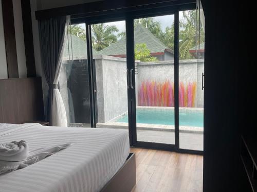 Postel nebo postele na pokoji v ubytování Tyga Pool Villa Aonang Krabi