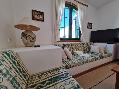 salon z kanapą i lampą w obiekcie Cozy Waterman beach house w Costa Teguise