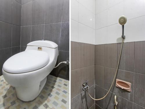 y baño con aseo y ducha con manguera. en OYO 91829 Hotel Artha, en Tjakranegara