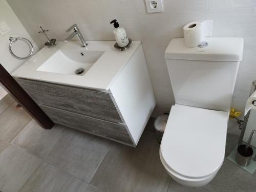 łazienka z białą umywalką i toaletą w obiekcie Las Tobas w mieście Puerto-Moral