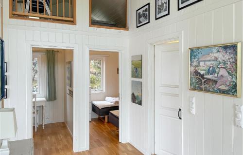 un pasillo con una pared blanca con un cuadro. en Cozy Home In Tvedestrand With House Sea View en Tvedestrand