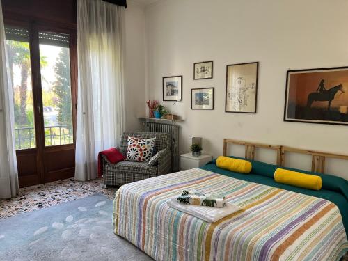 塞斯托卡倫德的住宿－Bnbook Garden View Villa，卧室配有床、椅子和窗户。