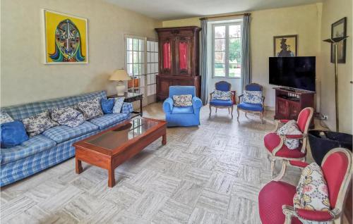 un salon avec un canapé bleu et des chaises dans l'établissement Beautiful Home In Guerande With Wifi, à Guérande