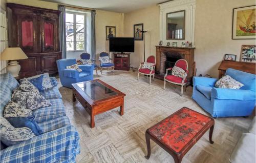 - un salon avec des canapés bleus et une table basse dans l'établissement Beautiful Home In Guerande With Wifi, à Guérande