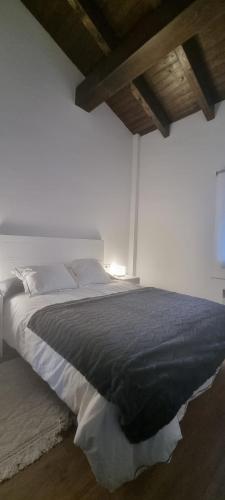 a bedroom with a large bed in a white room at APART-SKY A PIE DE PISTAS PARA 6PERSONAS - LA MOLINA ESTACIÓN in La Molina