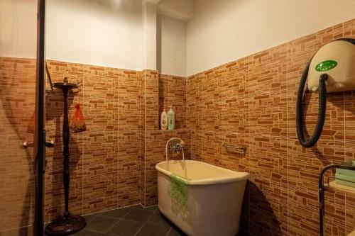 Ένα μπάνιο στο New Granny Cozy House Georgetown 2-6pax