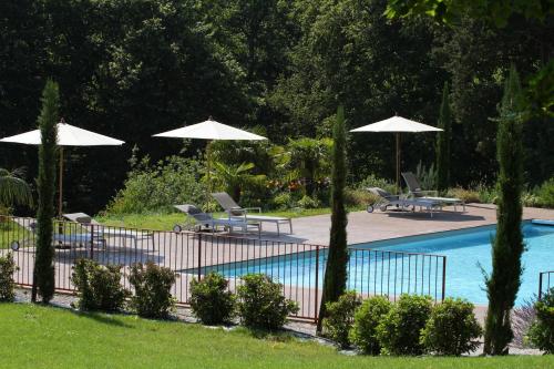 Bazén v ubytování Domaine Le Castelet nebo v jeho okolí