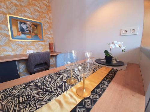 een tafel met twee wijnglazen op een kleed bij Golden Realejo Guest house in Granada