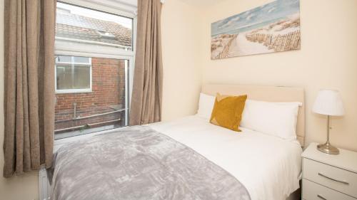 a bedroom with a bed and a window at Luxury Shirley Apartments close to Solent Uni and Southampton Central Train Station in Southampton