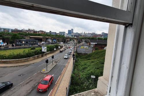 uma vista de uma janela de uma rua com carros em One bedroom studio apartment close to city centre em Sheffield