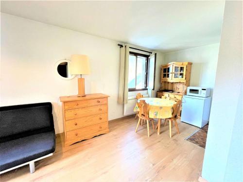 une chambre avec une table et une cuisine avec une salle à manger dans l'établissement Studio Montagne près des Pistes et Commerces - 4 Couchages - Parking Privé - FR-1-330F-90, à Serre Chevalier