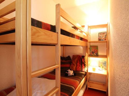 セレ・シュヴァリエにあるAppartement La Salle-les-Alpes, 1 pièce, 5 personnes - FR-1-330F-90の二段ベッド2台とベッド1台が備わる客室です。